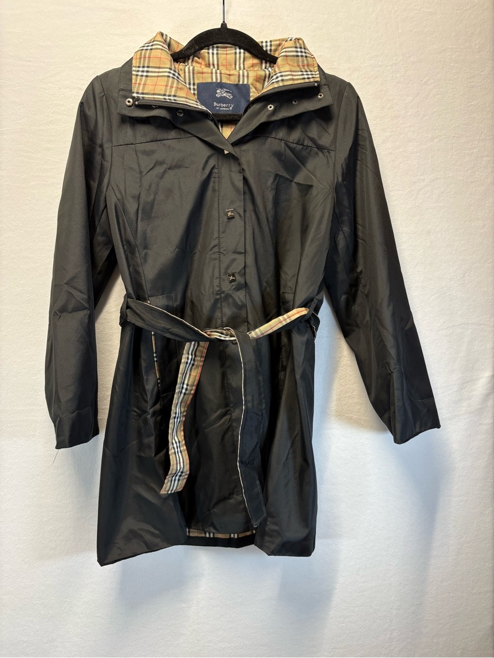 Burberry Black Coat with Classic Beige Nova Check Lining - Picture 2 of 12